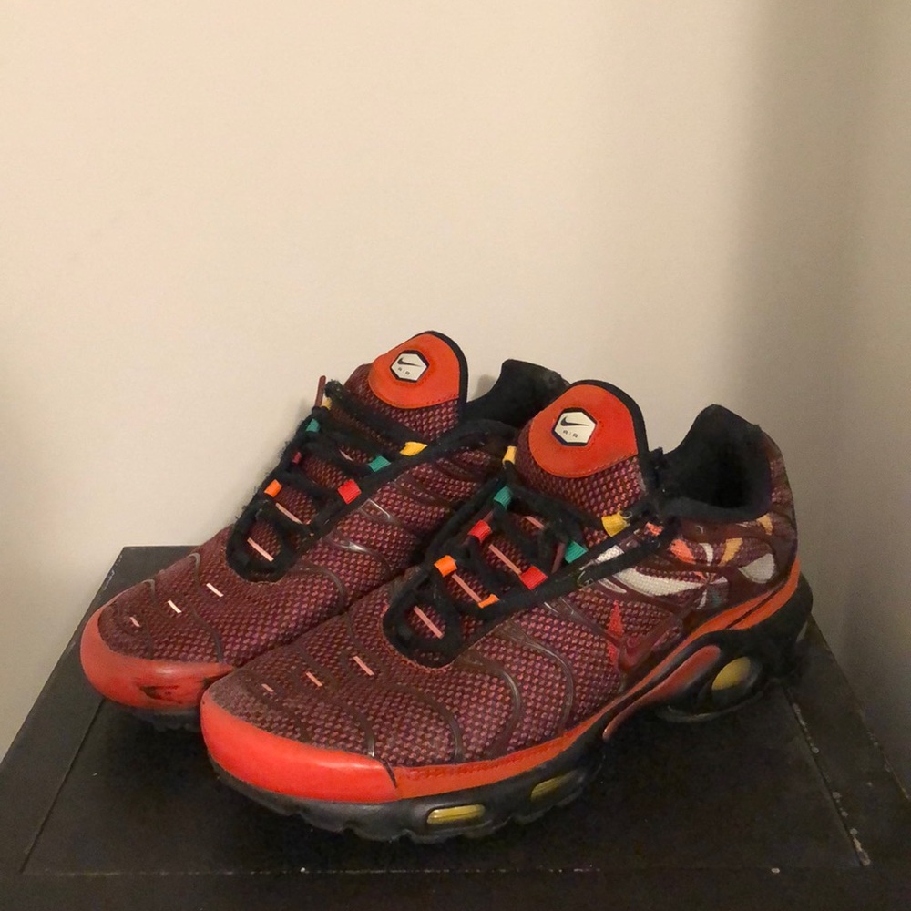 Nike Dynamic Red and Black Athletic Sneakers